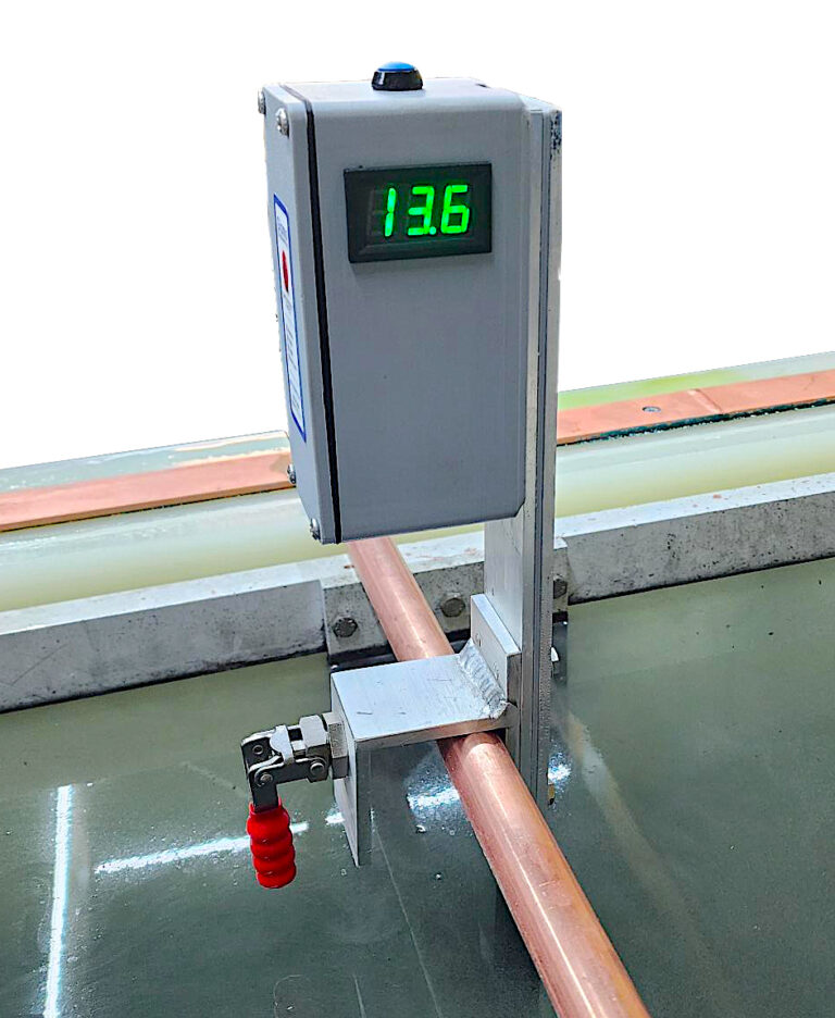 Current density gauge in a tank
